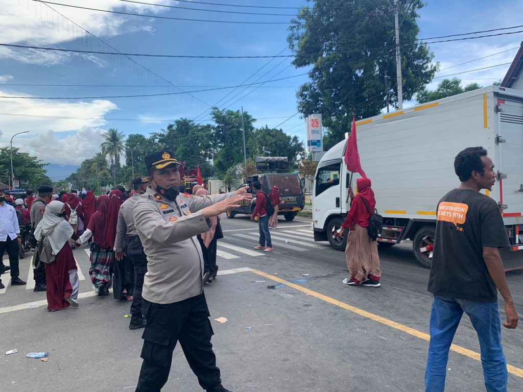 Wakapolres Kota Bima,Mujahidin Ssos ikut mengatur lalulintas saat aksi demo mahasiswa di depan PN Raba Bima