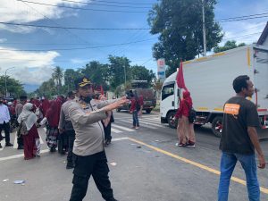 Wakapolres Kota Bima,Mujahidin Ssos ikut mengatur lalulintas saat aksi demo mahasiswa di depan PN Raba Bima