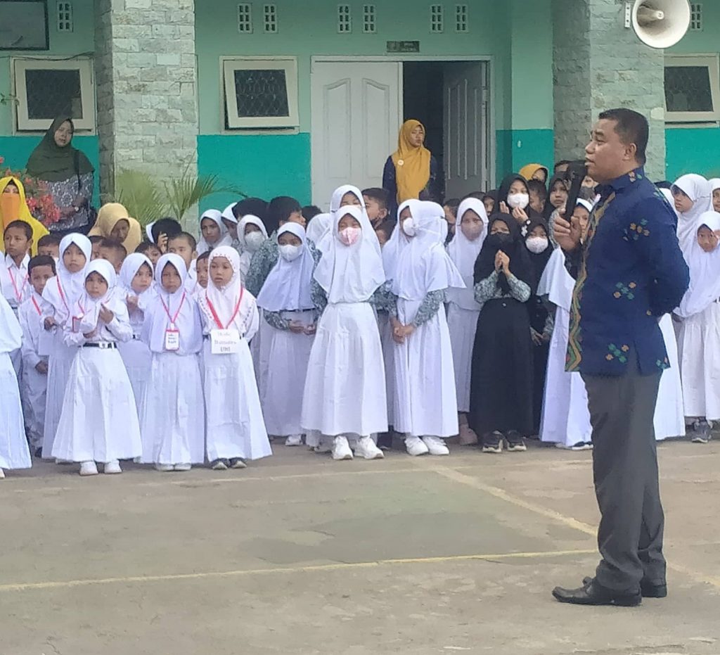 Tampak Kepala SDN 05 Kota BIma, Suhardi, S.PD, M.Pd memberikan arahan ke siswa pada hari pertama masuk waktu apel pagi di sekolah tersebut.